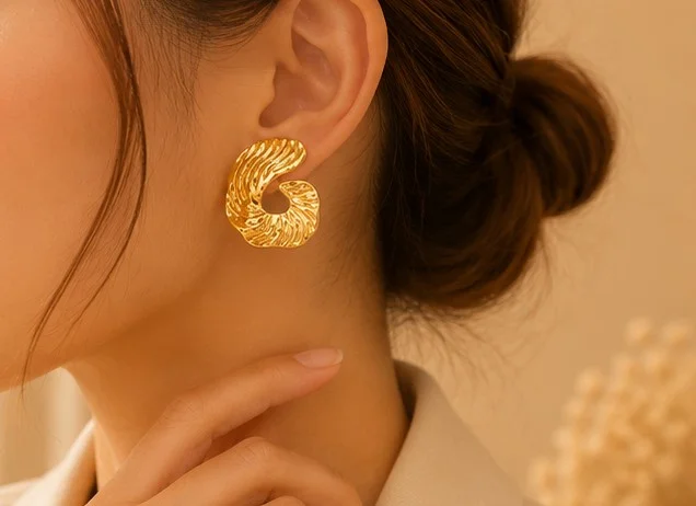 Dloria Gold Spiral Shell Studs